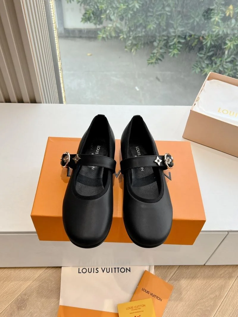 Louis Vuitton Low Shoes Chic 31629