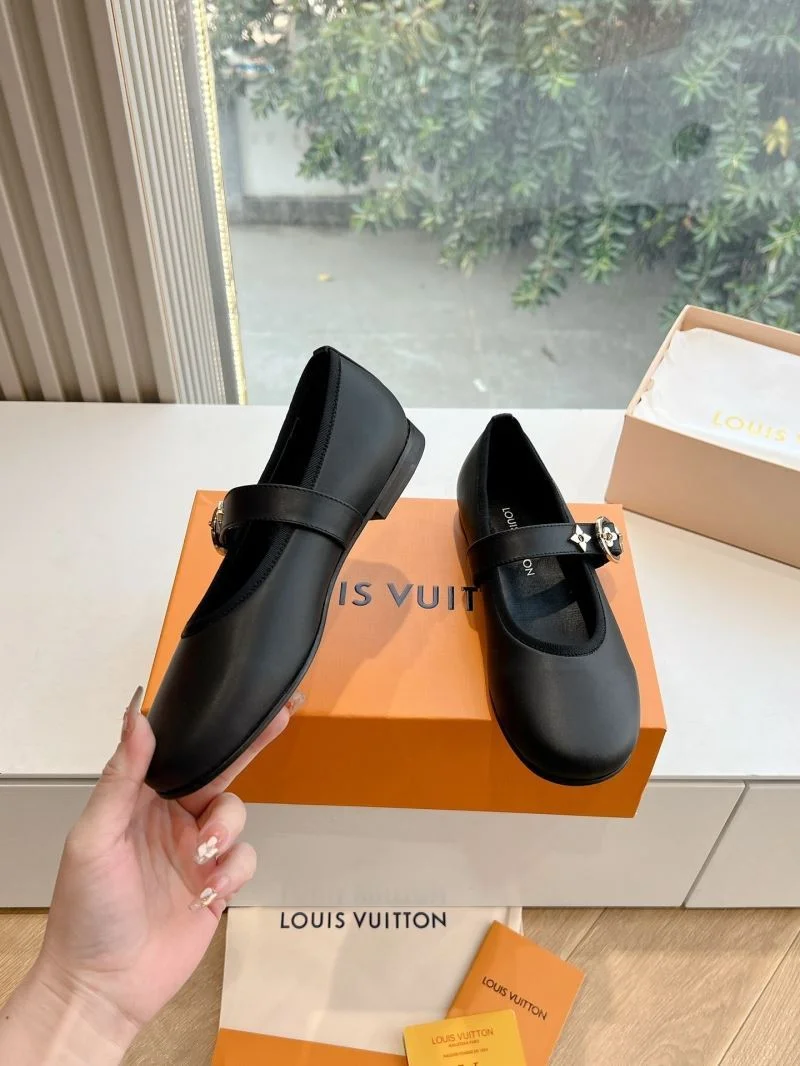 Louis Vuitton Low Shoes Chic 31629