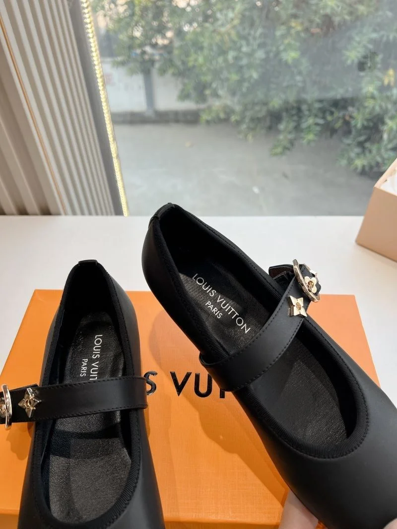 Louis Vuitton Low Shoes Chic 31629