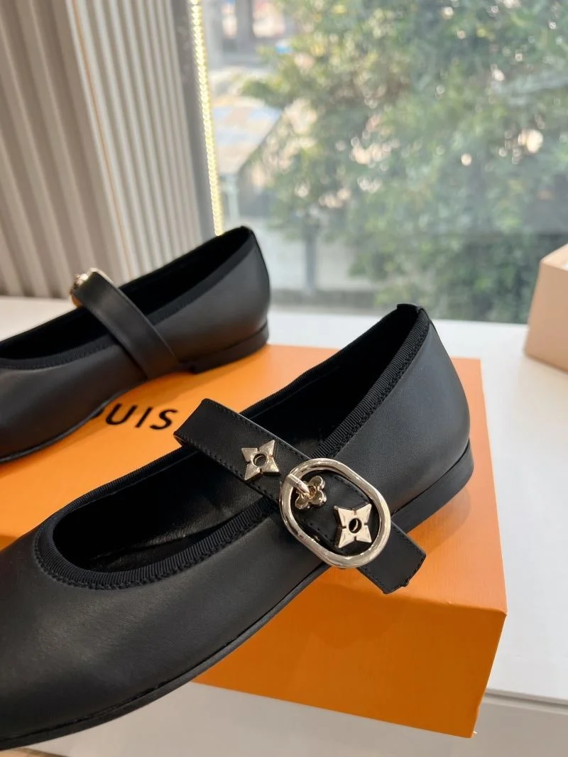 Louis Vuitton Low Shoes Chic 31629