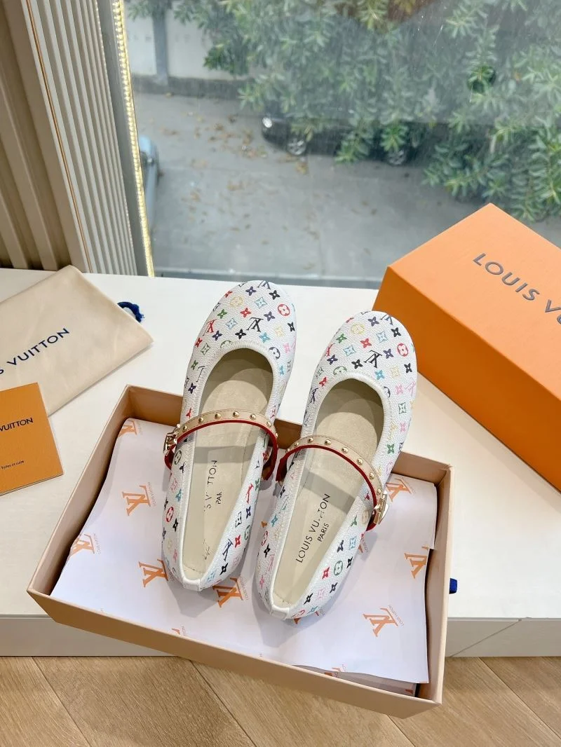 Louis Vuitton Low Shoes Chic 31620
