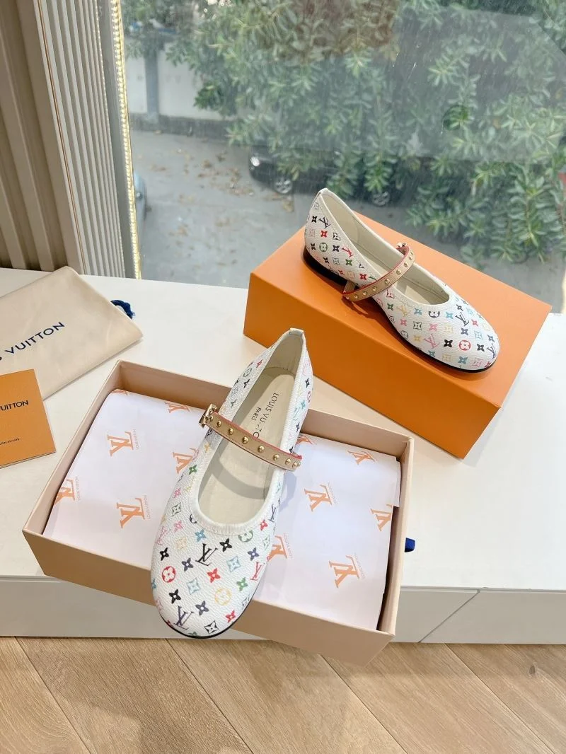 Louis Vuitton Low Shoes Chic 31620