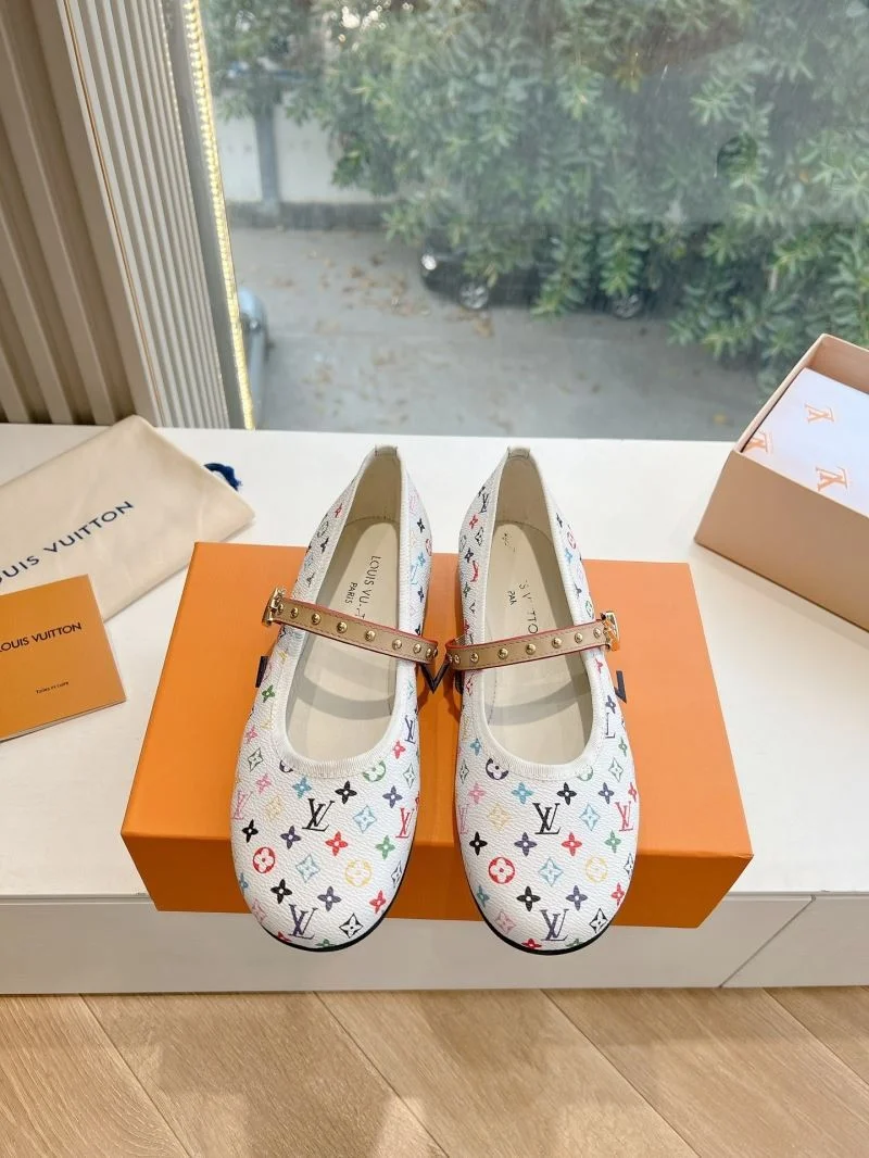 Louis Vuitton Low Shoes Chic 31620