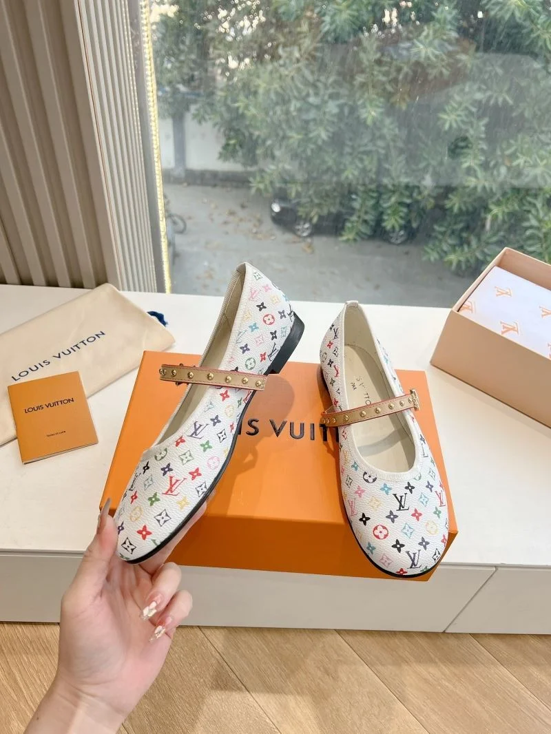 Louis Vuitton Low Shoes Chic 31620