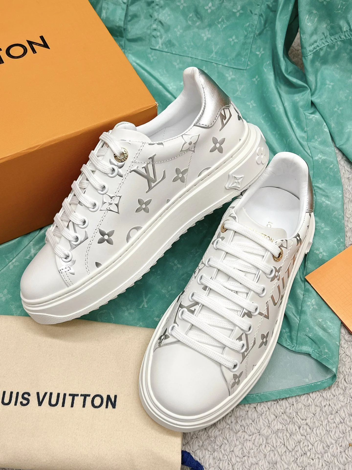 Louis Vuitton Low Shoes TimelessDesign 31614