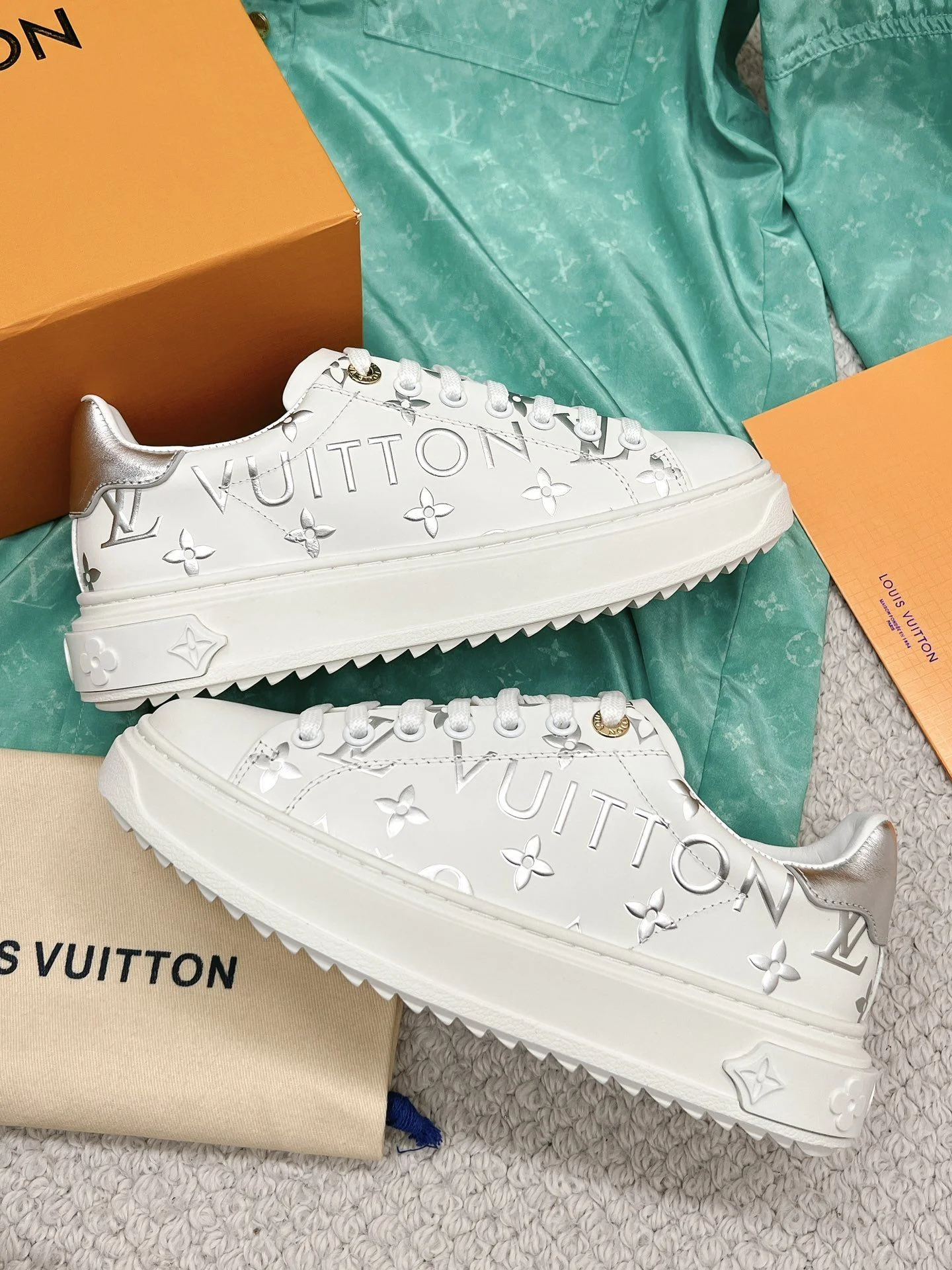 Louis Vuitton Low Shoes TimelessDesign 31614