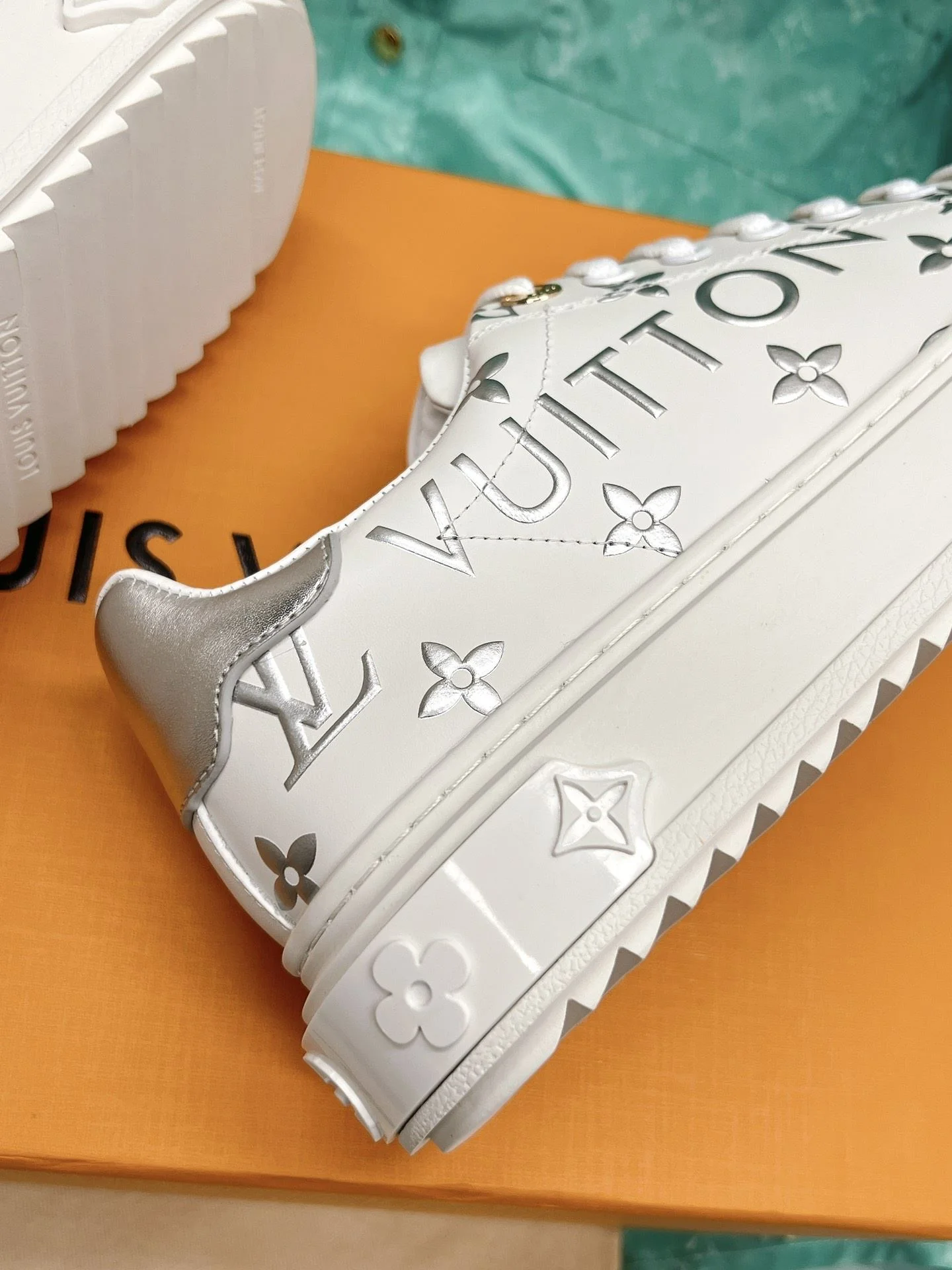 Louis Vuitton Low Shoes TimelessDesign 31614