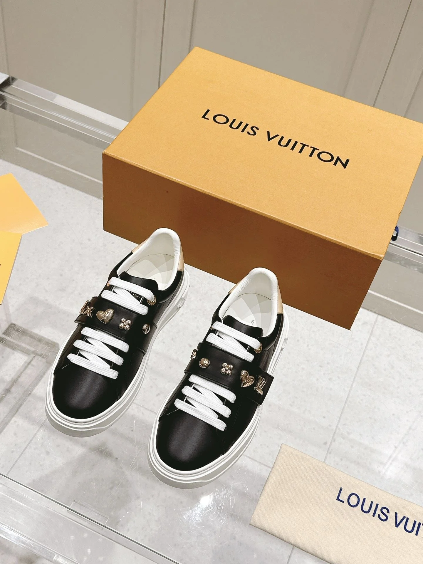 Louis Vuitton Low Shoes Stylish 31616