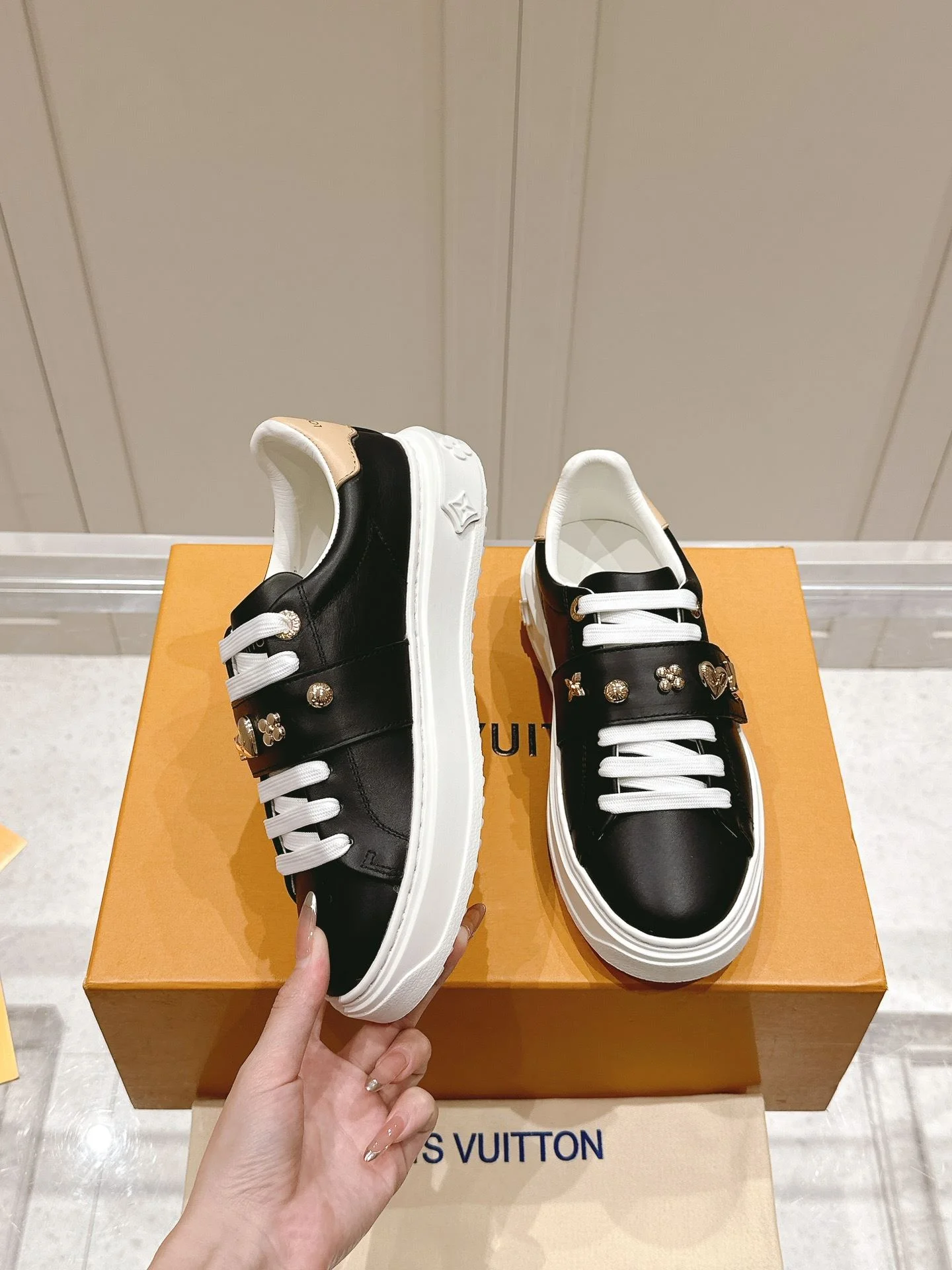 Louis Vuitton Low Shoes Stylish 31616