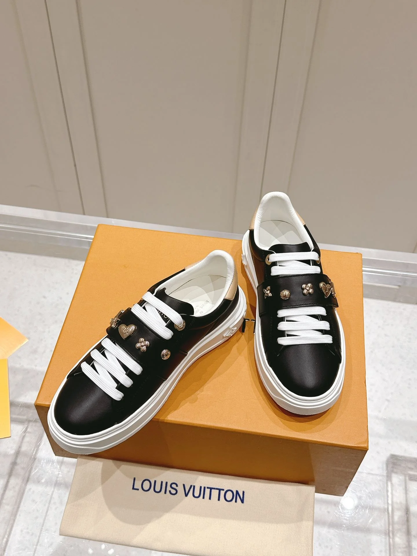 Louis Vuitton Low Shoes Stylish 31616