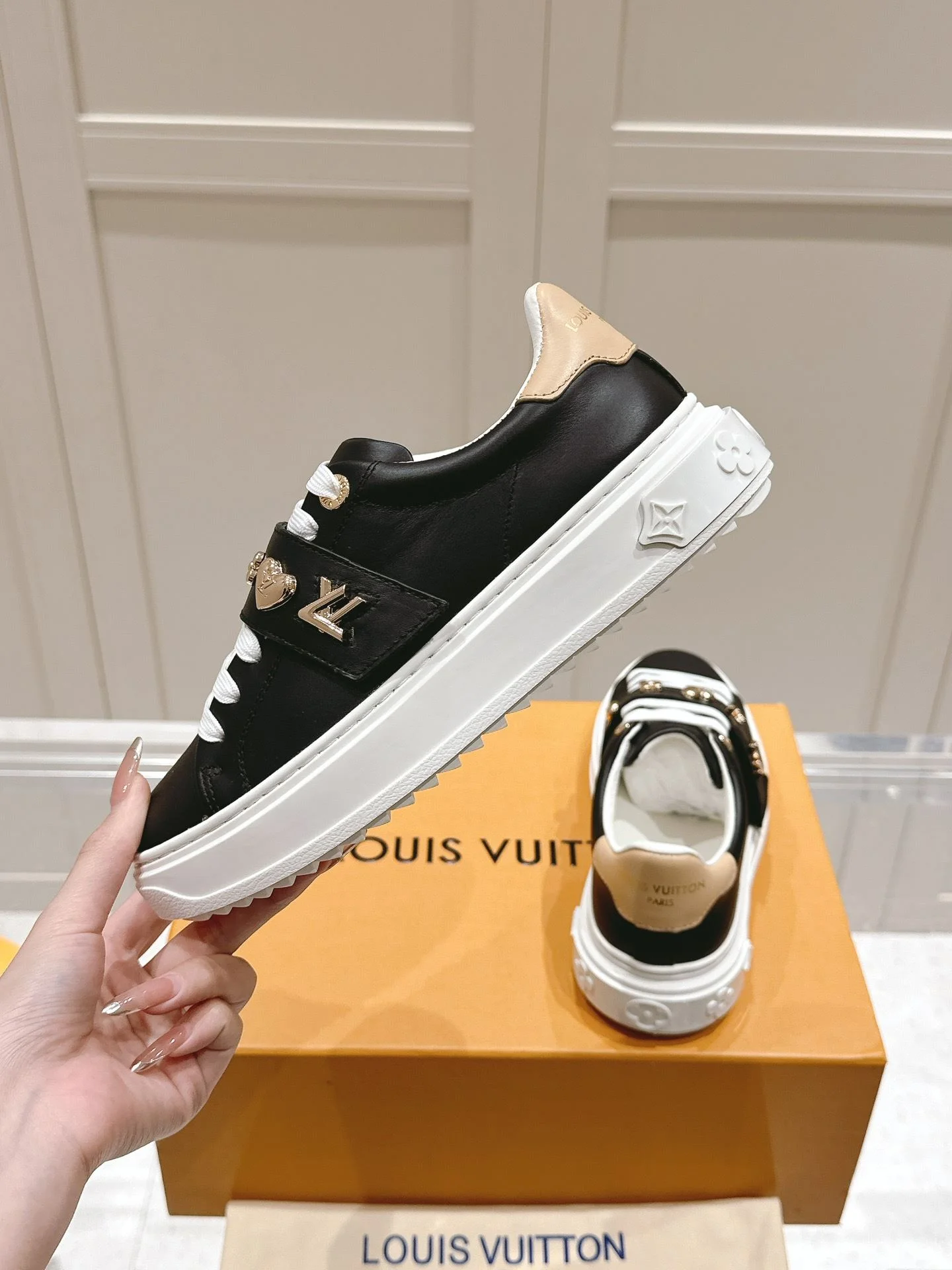 Louis Vuitton Low Shoes Stylish 31616