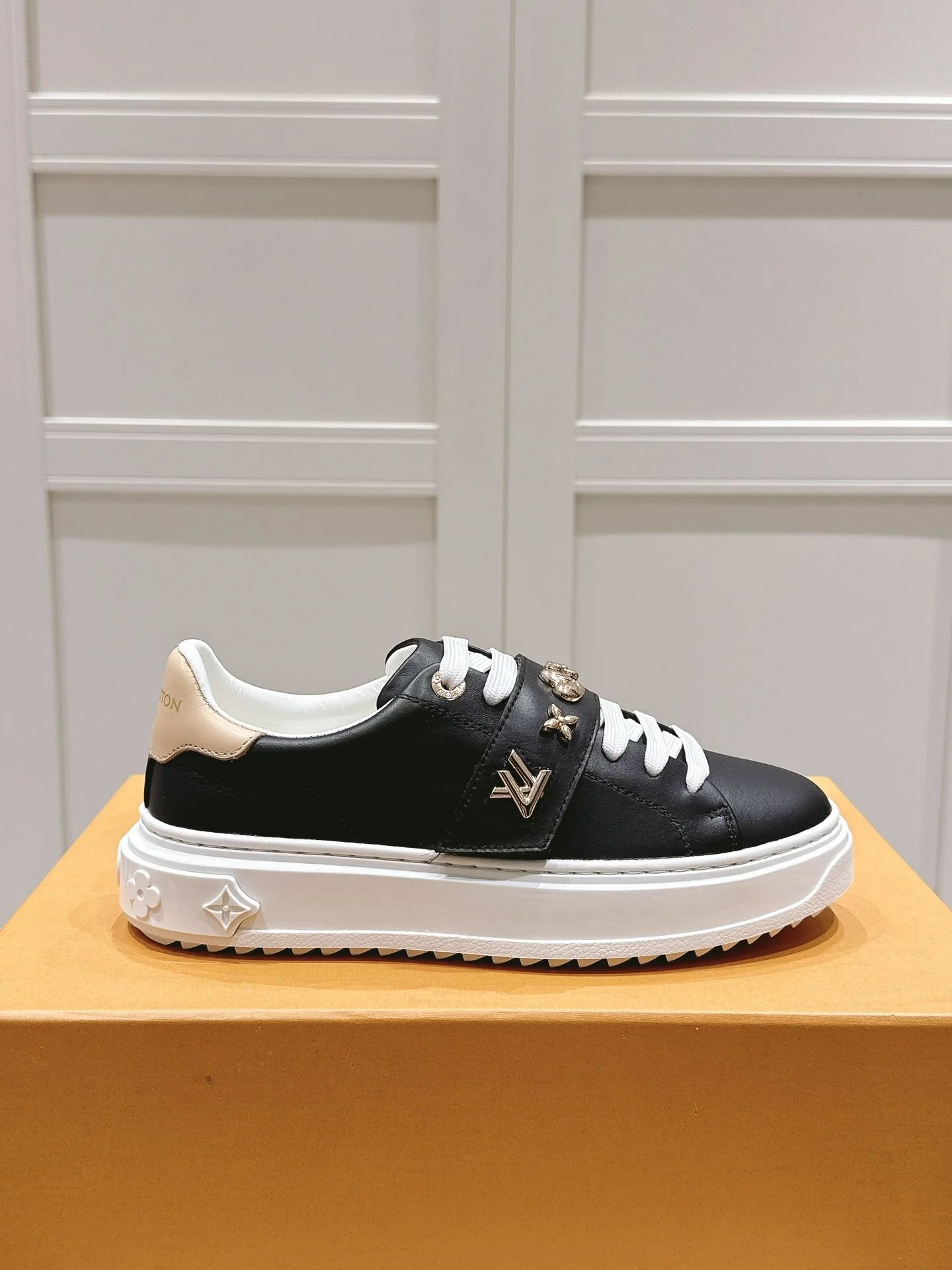 Louis Vuitton Low Shoes Stylish 31616