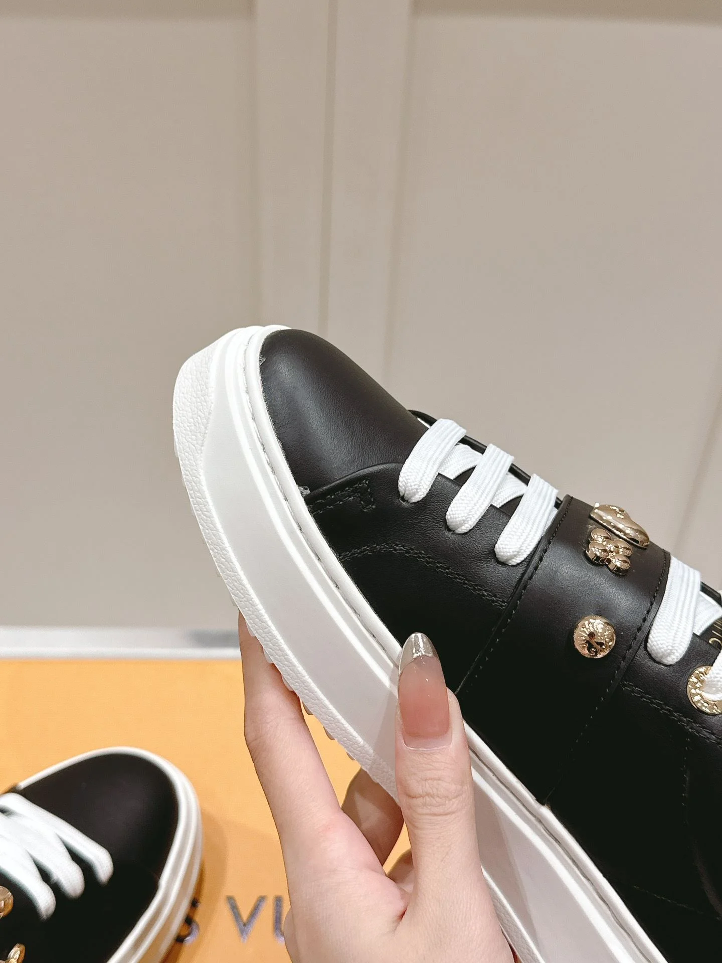 Louis Vuitton Low Shoes Stylish 31616