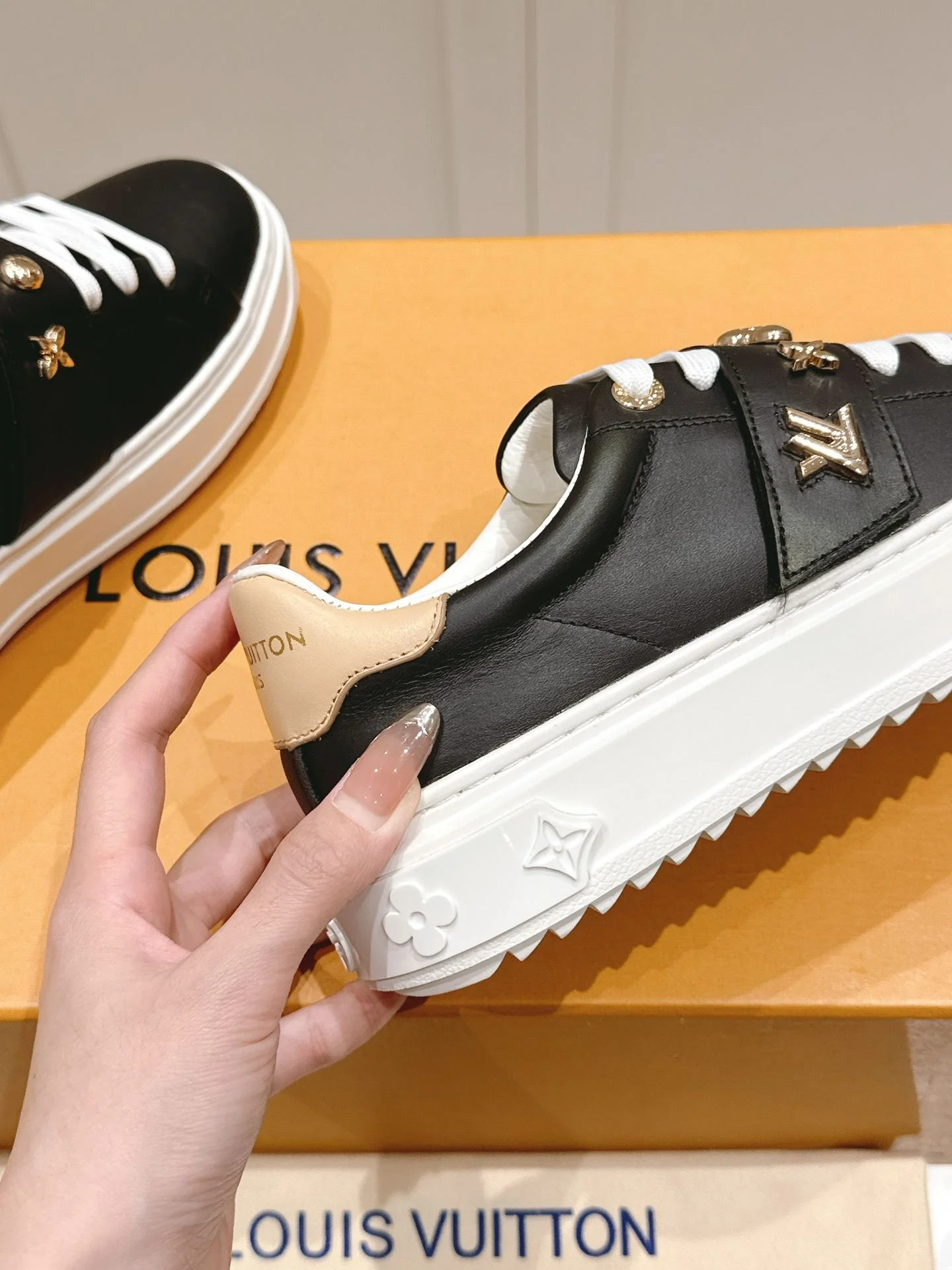 Louis Vuitton Low Shoes Stylish 31616