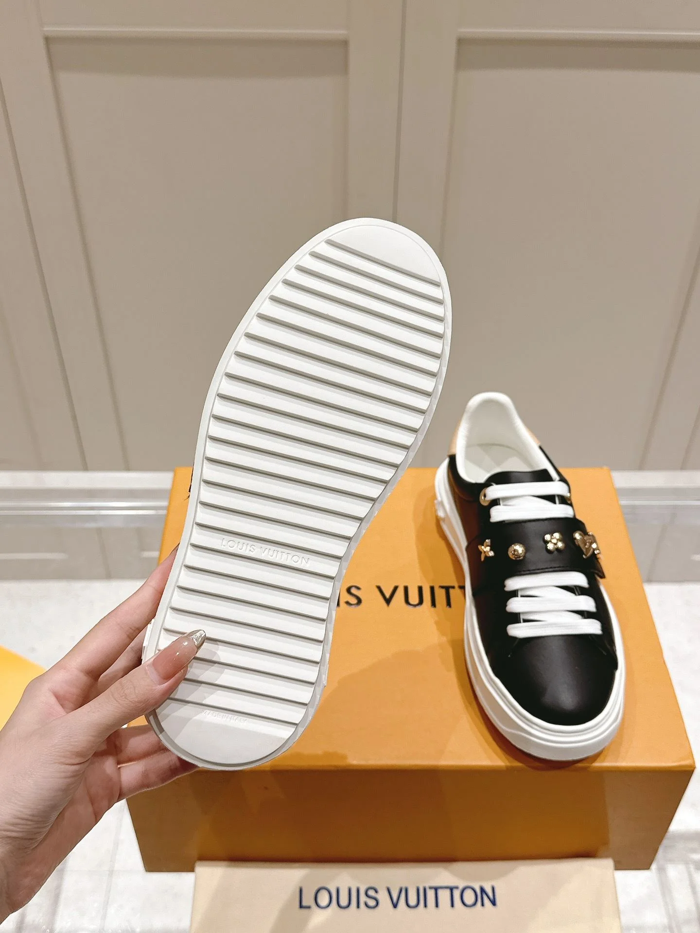 Louis Vuitton Low Shoes Stylish 31616
