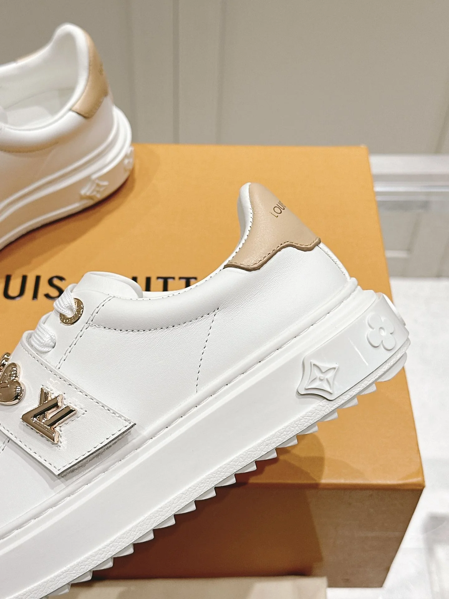 EasyMatch Louis Vuitton Low Shoes 31618