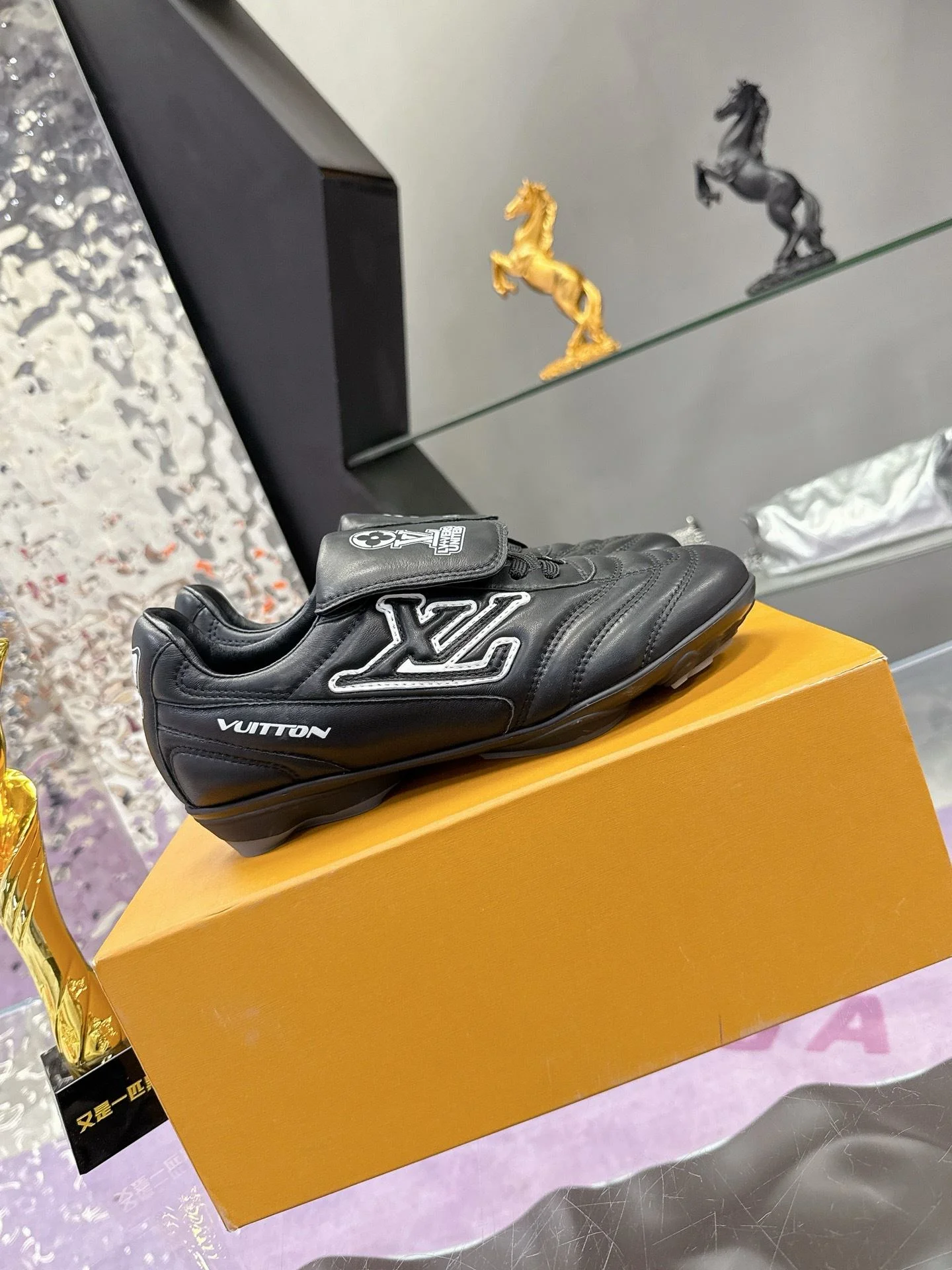 Stylish Louis Vuitton Low Shoes 31637