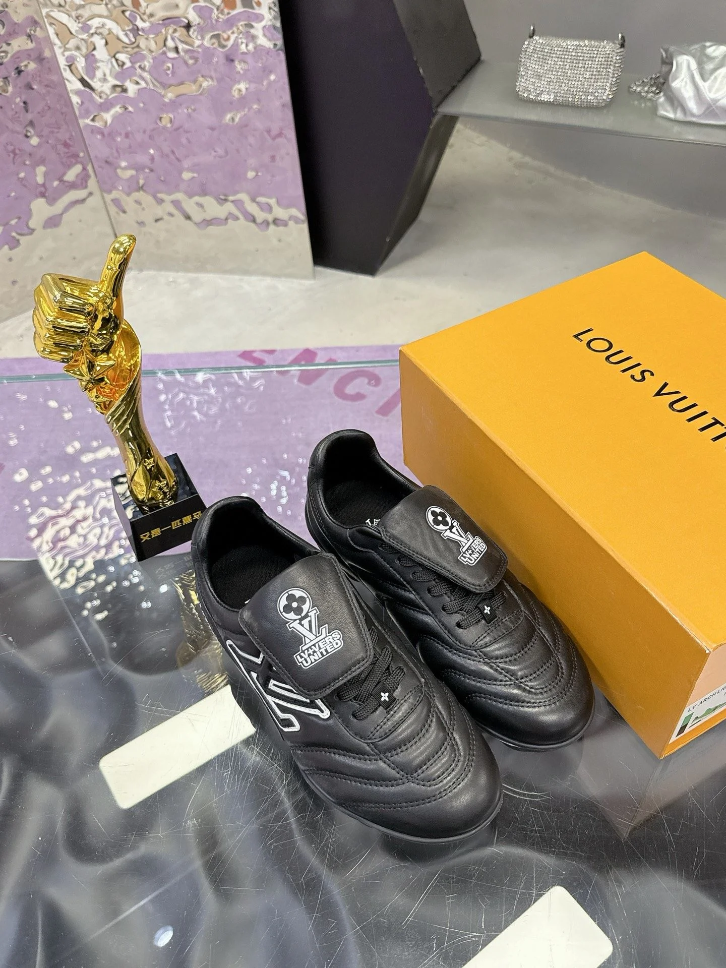 Stylish Louis Vuitton Low Shoes 31637