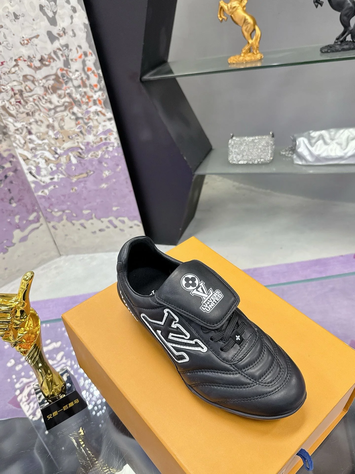 Stylish Louis Vuitton Low Shoes 31637