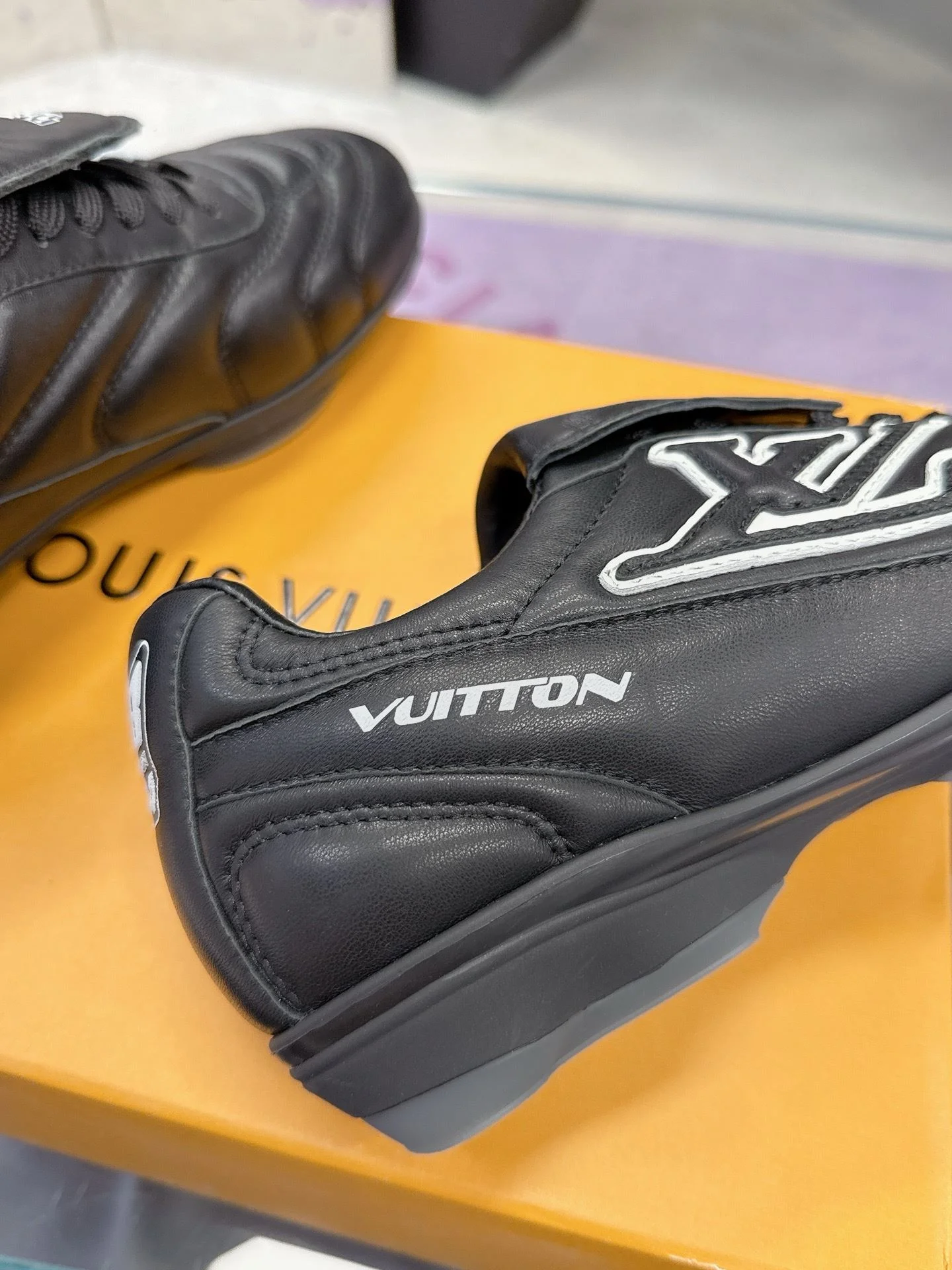 Stylish Louis Vuitton Low Shoes 31637