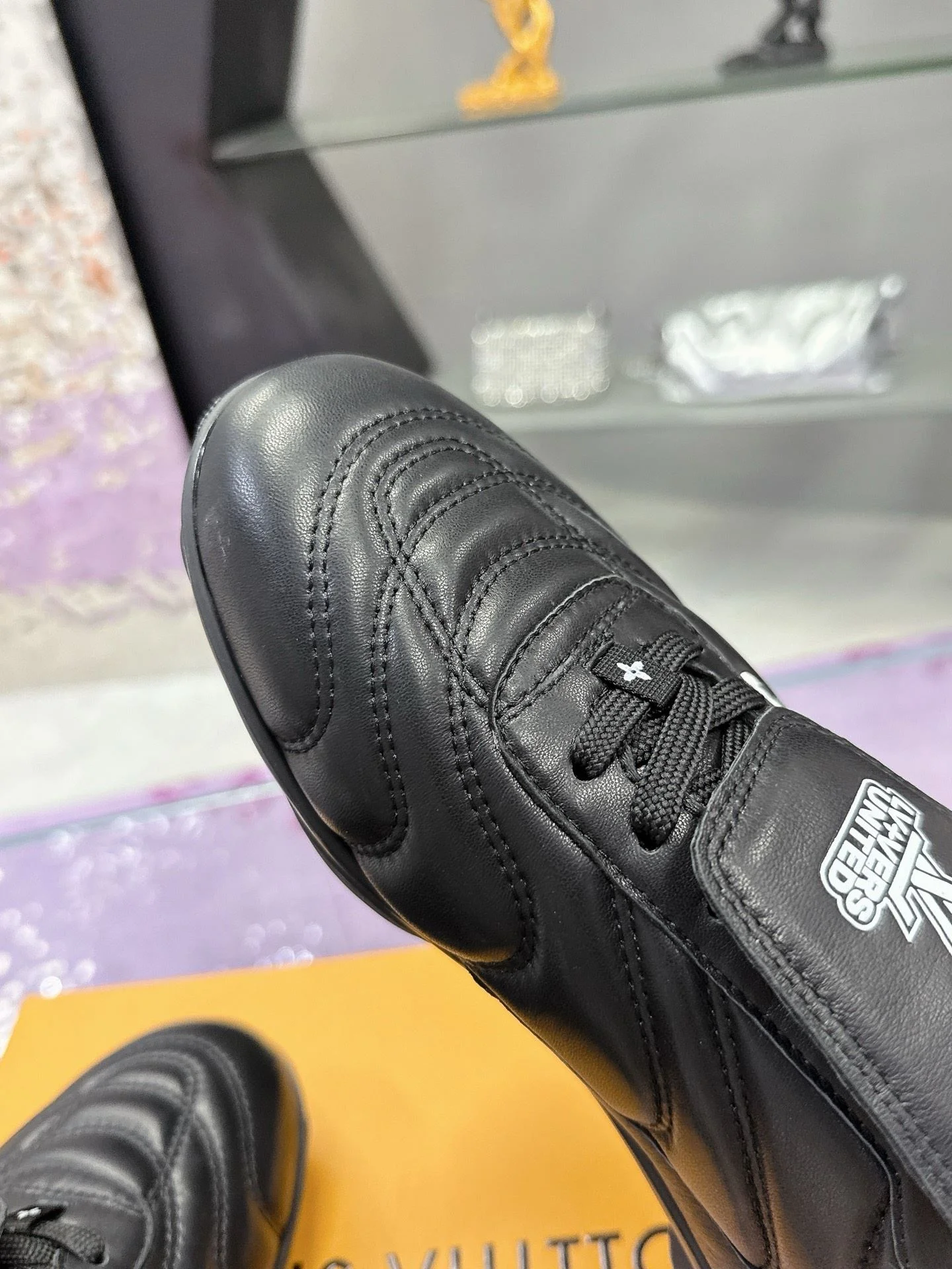 Stylish Louis Vuitton Low Shoes 31637
