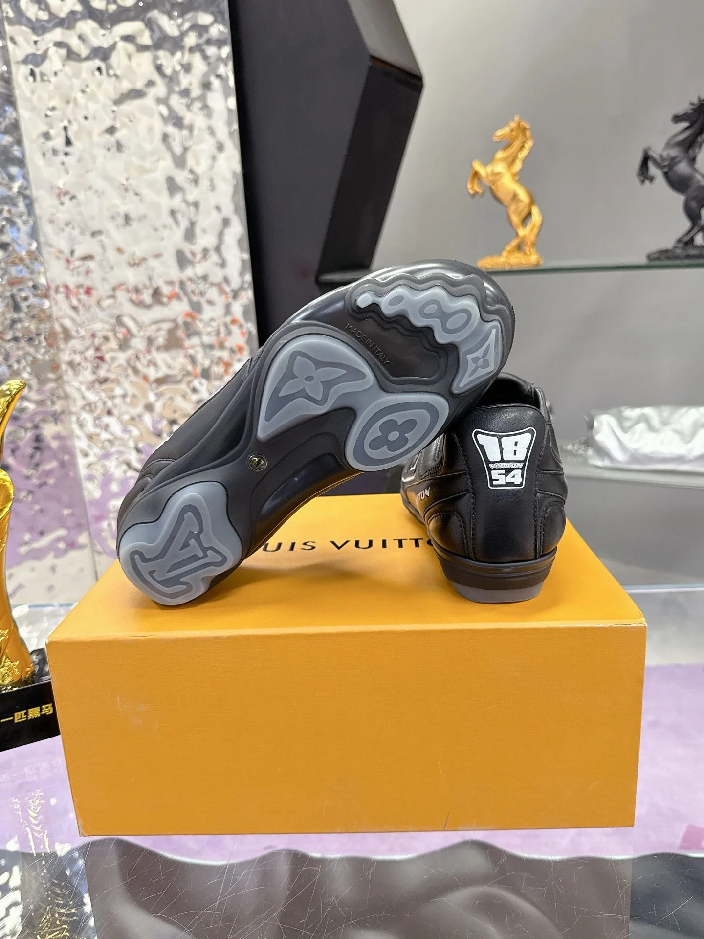 Stylish Louis Vuitton Low Shoes 31637