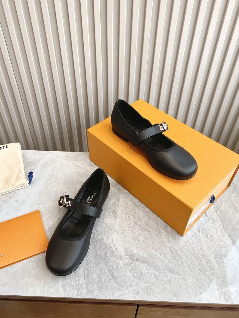 MultiPurpose Louis Vuitton Low Shoes 31624