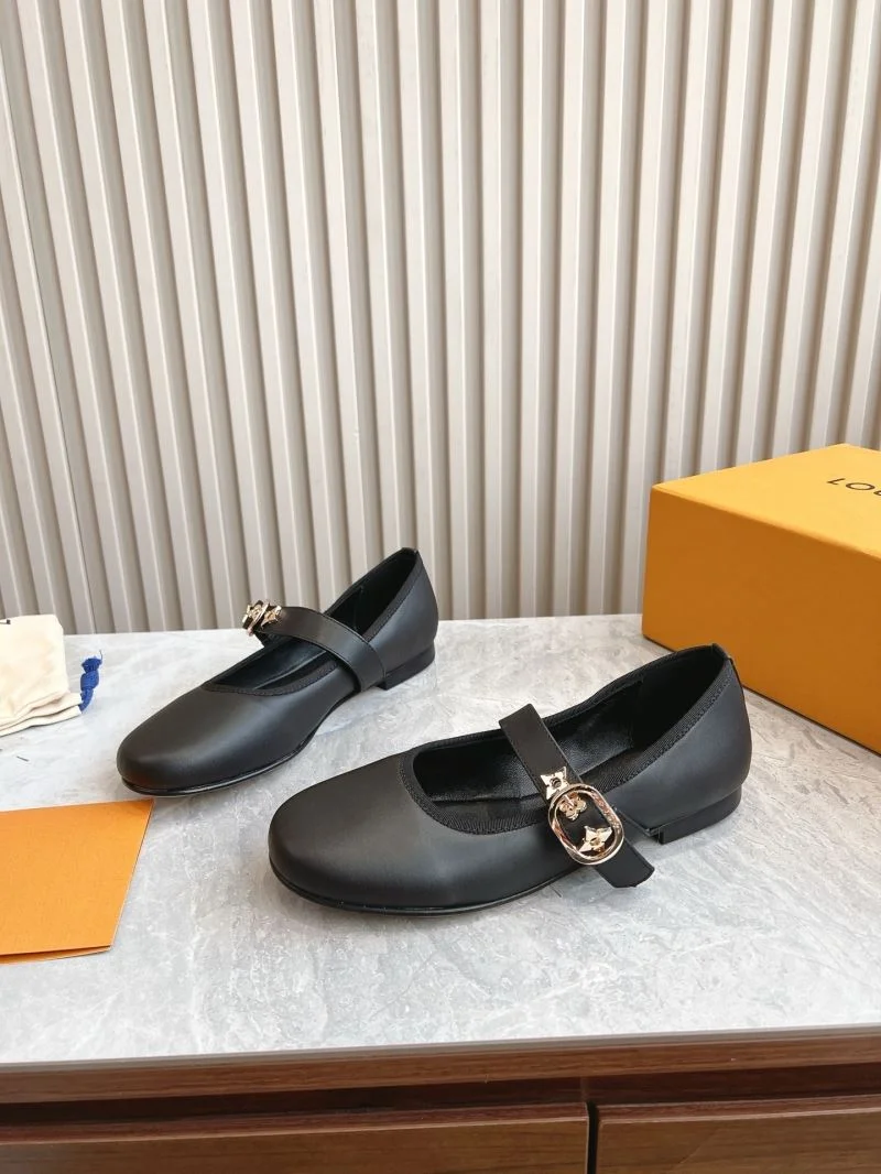 MultiPurpose Louis Vuitton Low Shoes 31624