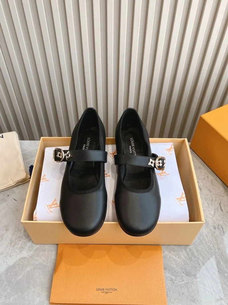 MultiPurpose Louis Vuitton Low Shoes 31624
