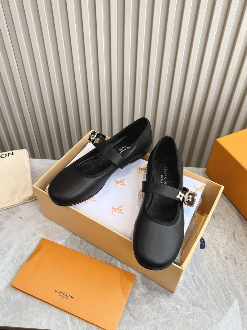 MultiPurpose Louis Vuitton Low Shoes 31624