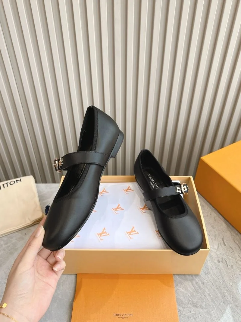 MultiPurpose Louis Vuitton Low Shoes 31624