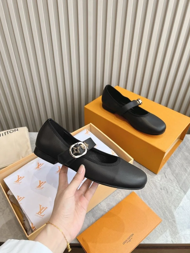 MultiPurpose Louis Vuitton Low Shoes 31624