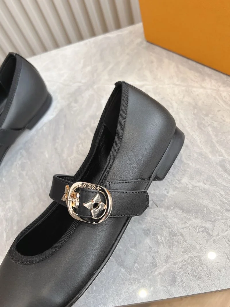 MultiPurpose Louis Vuitton Low Shoes 31624