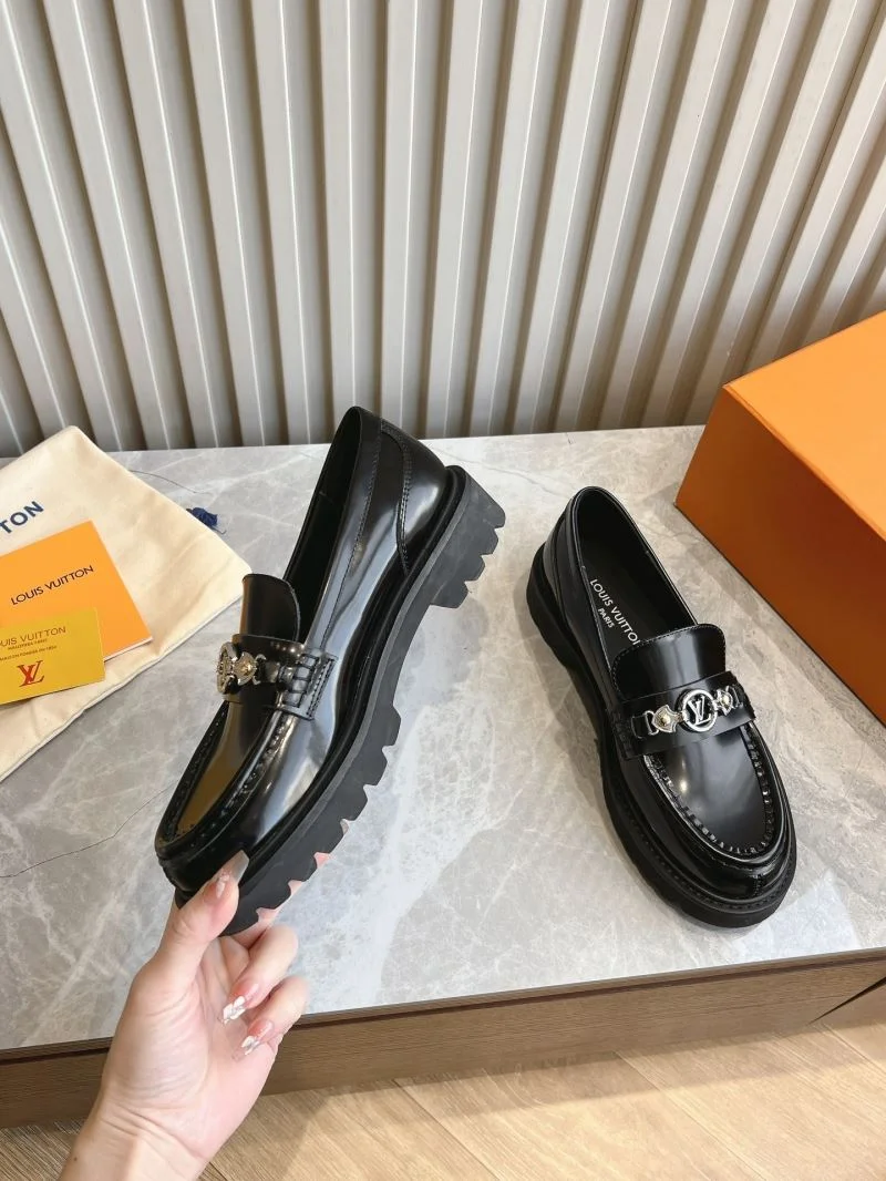 Louis Vuitton Low Shoes Snug 31607
