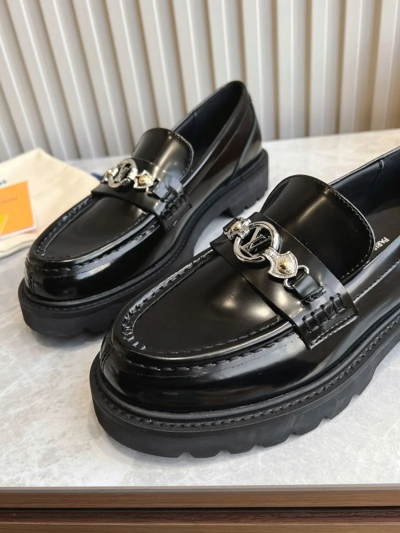 Louis Vuitton Low Shoes Snug 31607