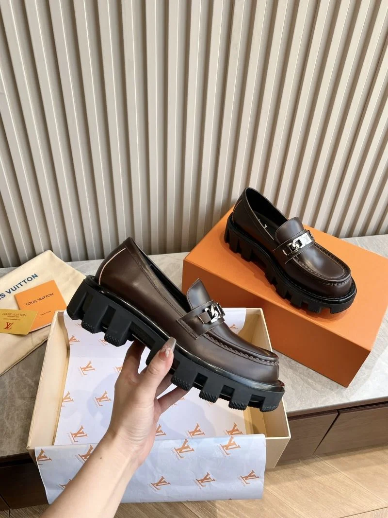 Louis Vuitton Low Shoes FashionForward 31603