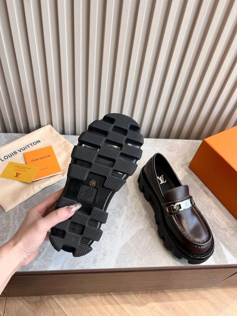 Louis Vuitton Low Shoes FashionForward 31603