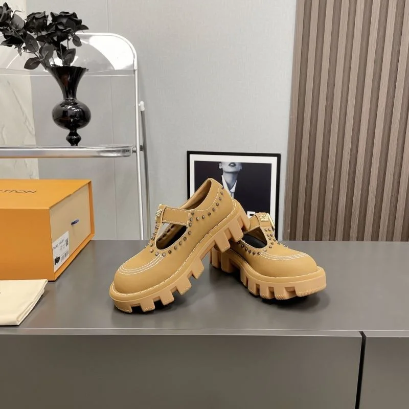 Versatile Louis Vuitton Low Shoes 31608