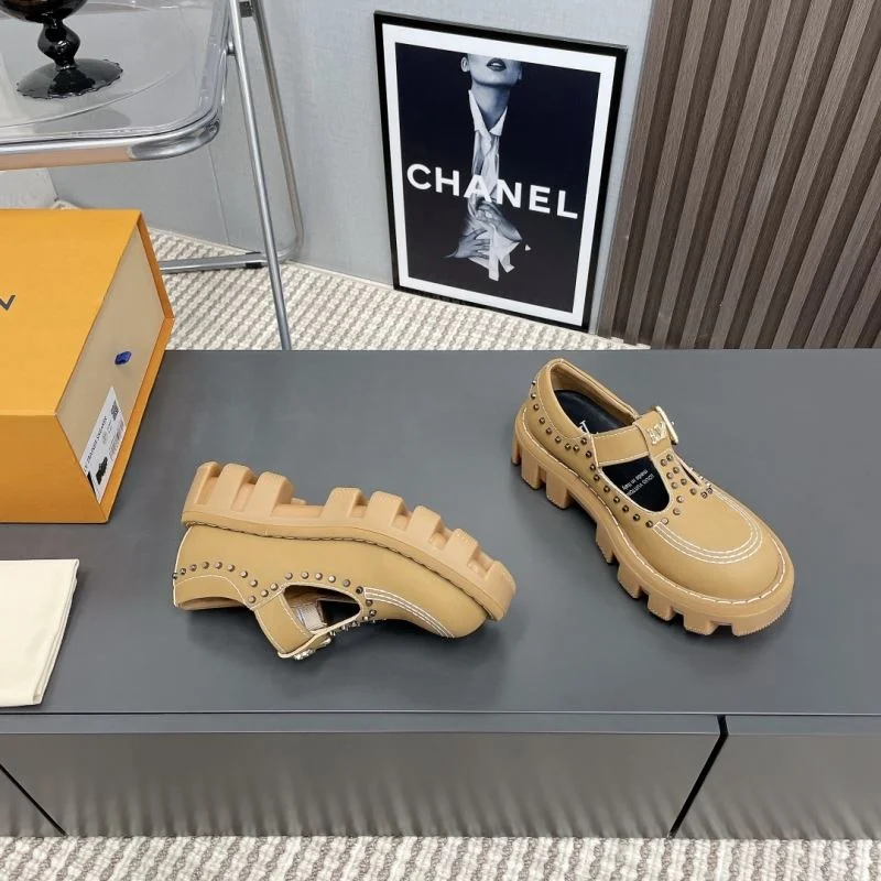 Versatile Louis Vuitton Low Shoes 31608