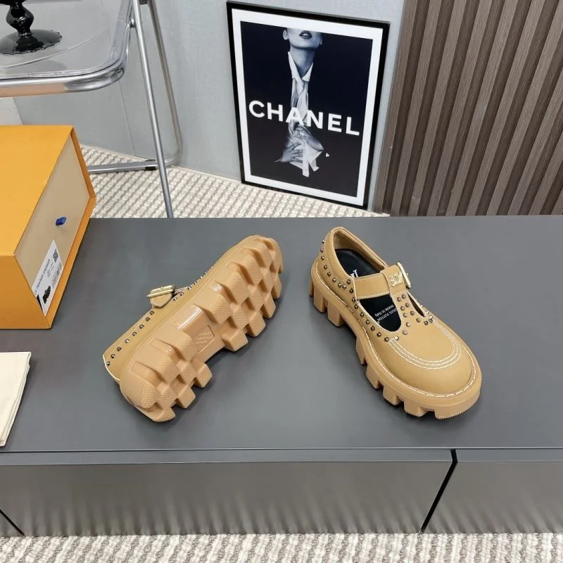 Versatile Louis Vuitton Low Shoes 31608