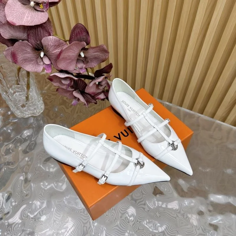 Louis Vuitton Low Shoes WaterResistant 32340