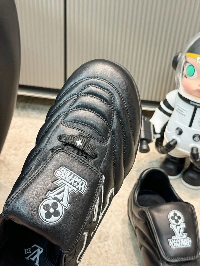 Louis Vuitton Low Shoes Sporty 32306