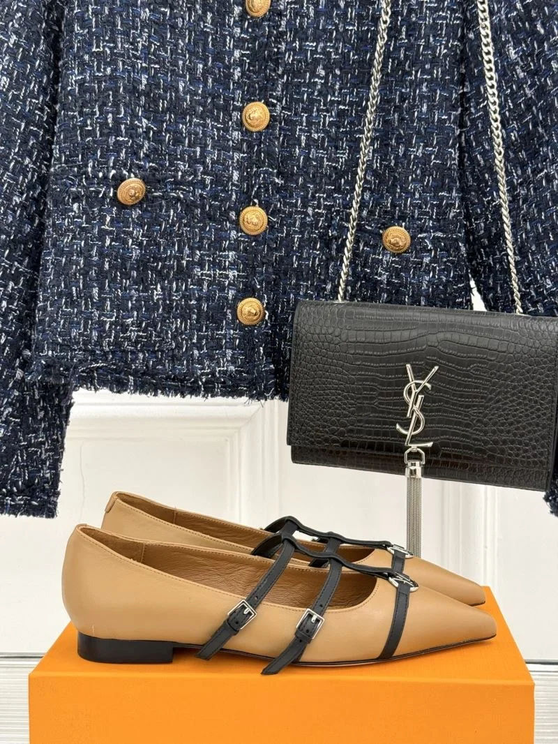 Louis Vuitton Low Shoes Trendsetting 32275