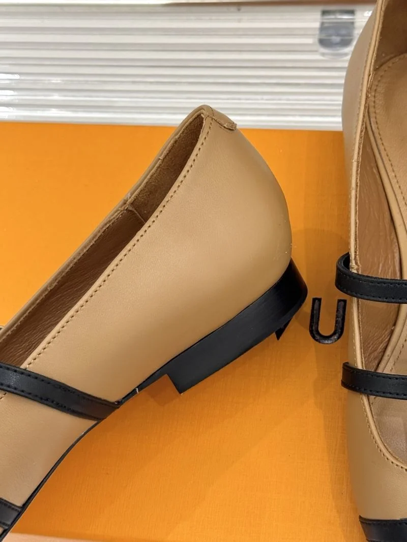 Louis Vuitton Low Shoes Trendsetting 32275