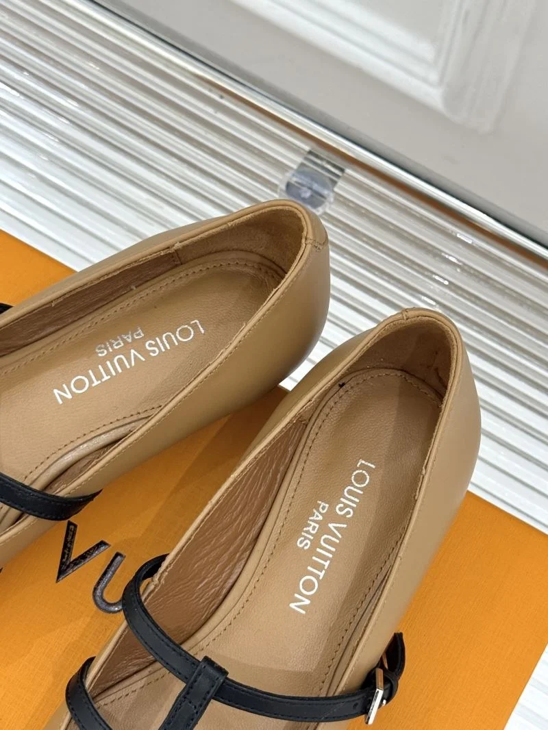 Louis Vuitton Low Shoes Trendsetting 32275