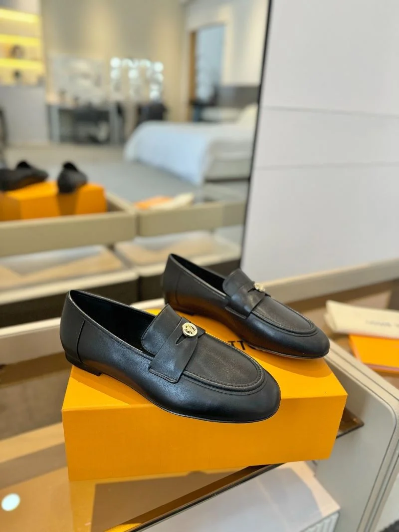 Louis Vuitton Low Shoes Stylish 31945