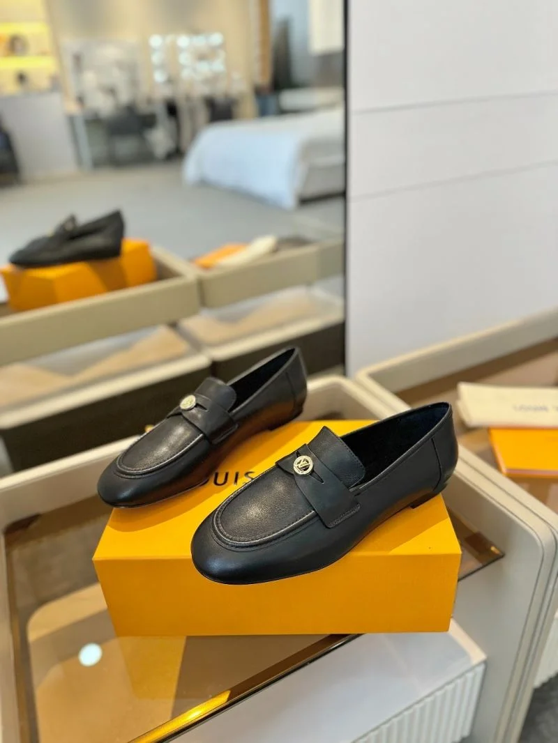 Louis Vuitton Low Shoes Stylish 31945