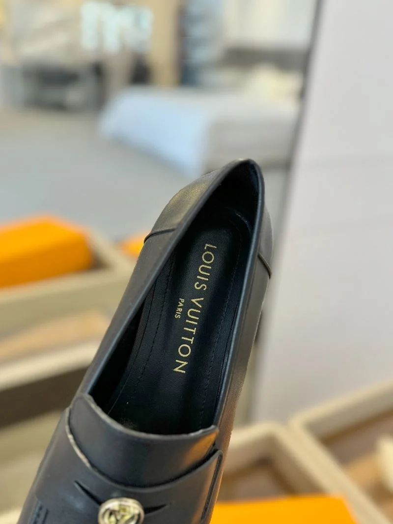Louis Vuitton Low Shoes Stylish 31945