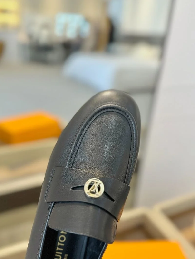 Louis Vuitton Low Shoes Stylish 31945