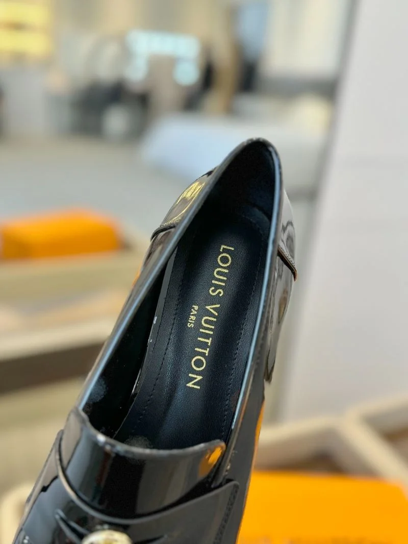 Vibrant Louis Vuitton Low Shoes 31930